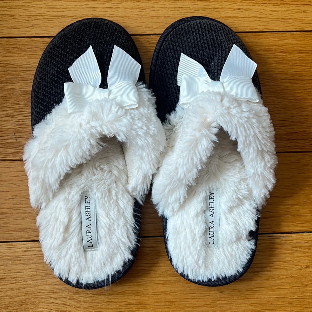 Cute bowed slippers